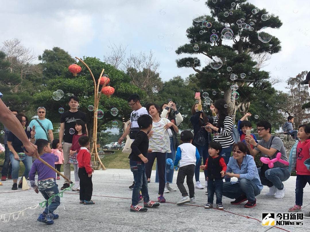 ▲媲美於日本兼六園的頂新成美文化園，春節期間吸引民眾到區走春，體驗到華人傳統節日的熱鬧氛圍。（圖／記者陳雅芳攝，2018.02.16）
