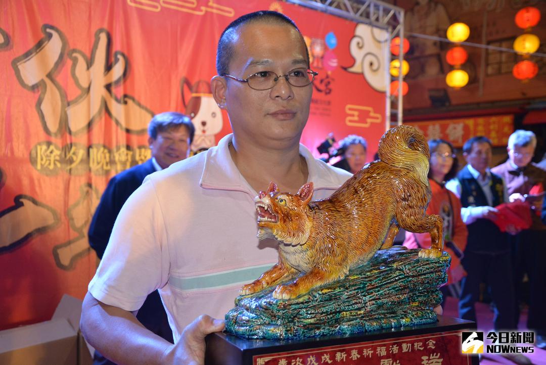▲搶得頭香拔得頭籌的涂彰文，獲頒一座金狗獻瑞交趾陶藝術品。（圖／記者郭政隆攝，2018.2.16）