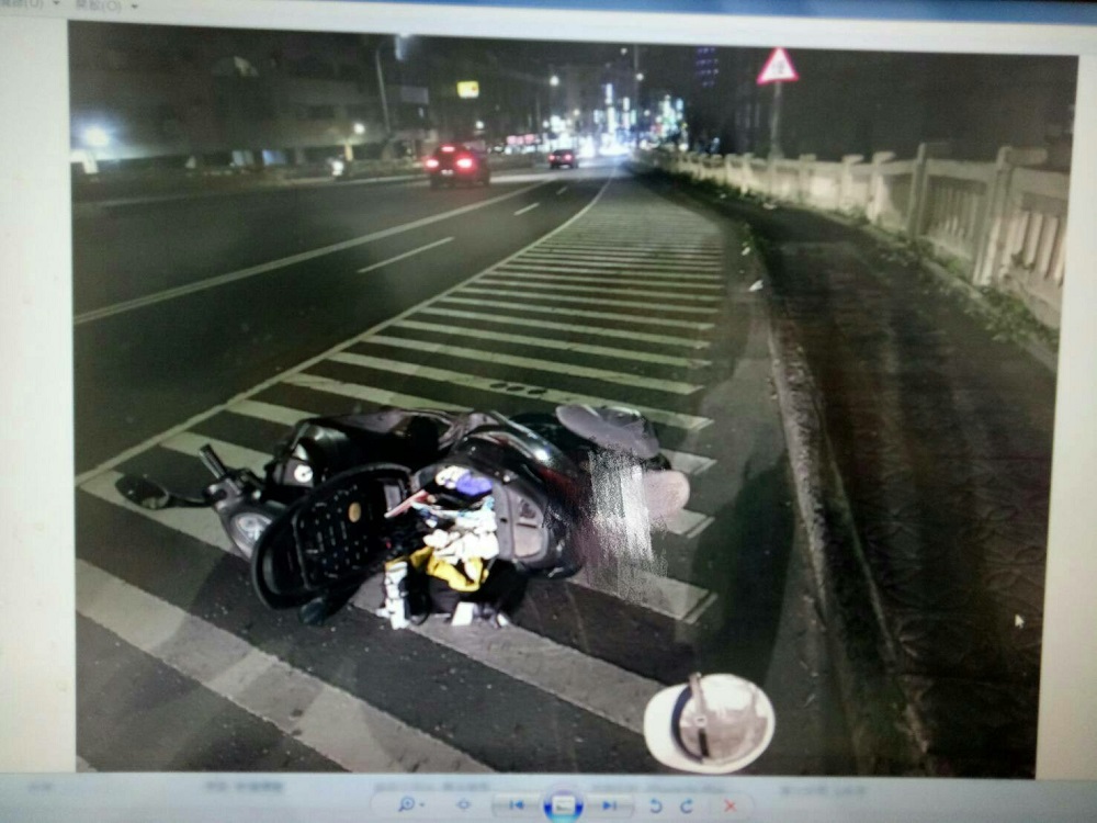 ▲一名蔡姓包商14日於新北市華中橋摔車後，車廂內原本要給員工的百萬薪水竟莫名消失，讓家屬著急盼能趕緊尋回。（圖／翻攝自「爆料公社」臉書）