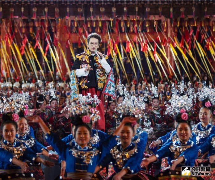 ▲林志炫與3000位苗族族民齊表演〈太陽鼓〉。（圖／央視春晚 , 2018.2.15）