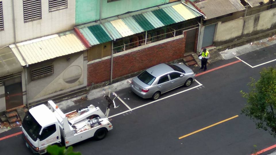 ▲網友目睹停在車格內的轎車被拖吊，原因竟是...（圖／翻攝自《爆廢公社》）