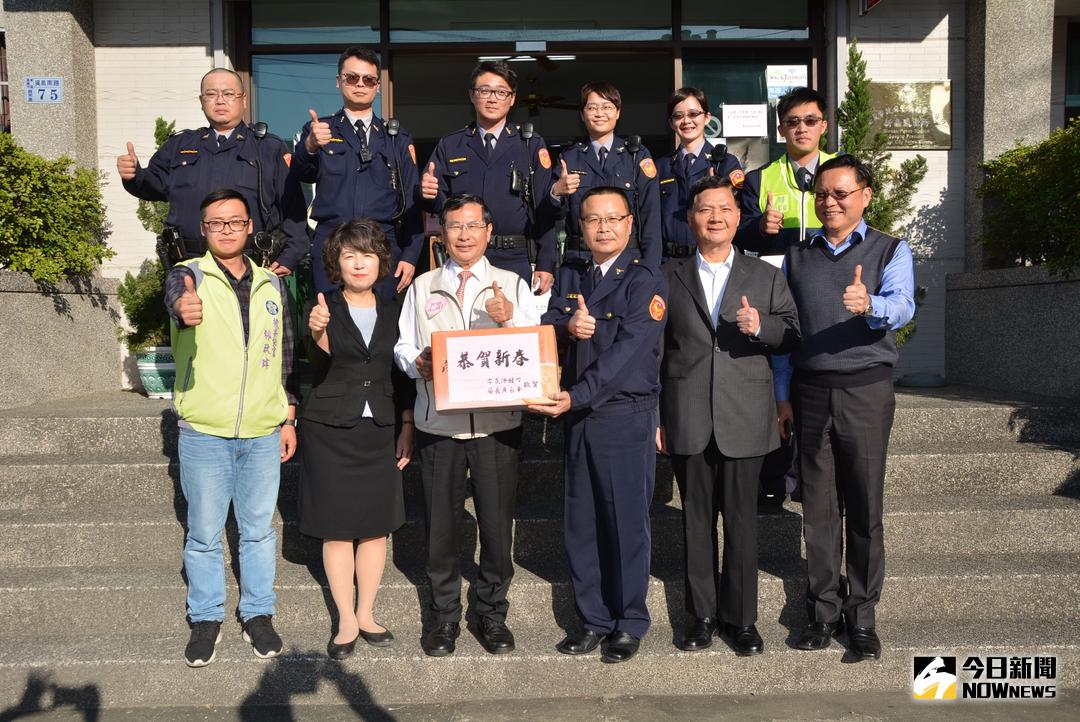 ▲嘉義市長涂醒哲前往新南派出所，慰勞第一線執勤人員。（圖／記者郭政隆攝，2018.2.15）