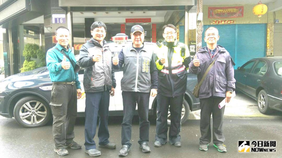 ▲春節前夕，四平所長張元瑞與仁美里長朱清華，聯袂關懷區里弱勢並安全宣導。（圖／記者鄧力軍翻攝 , 2018.02.15\\)