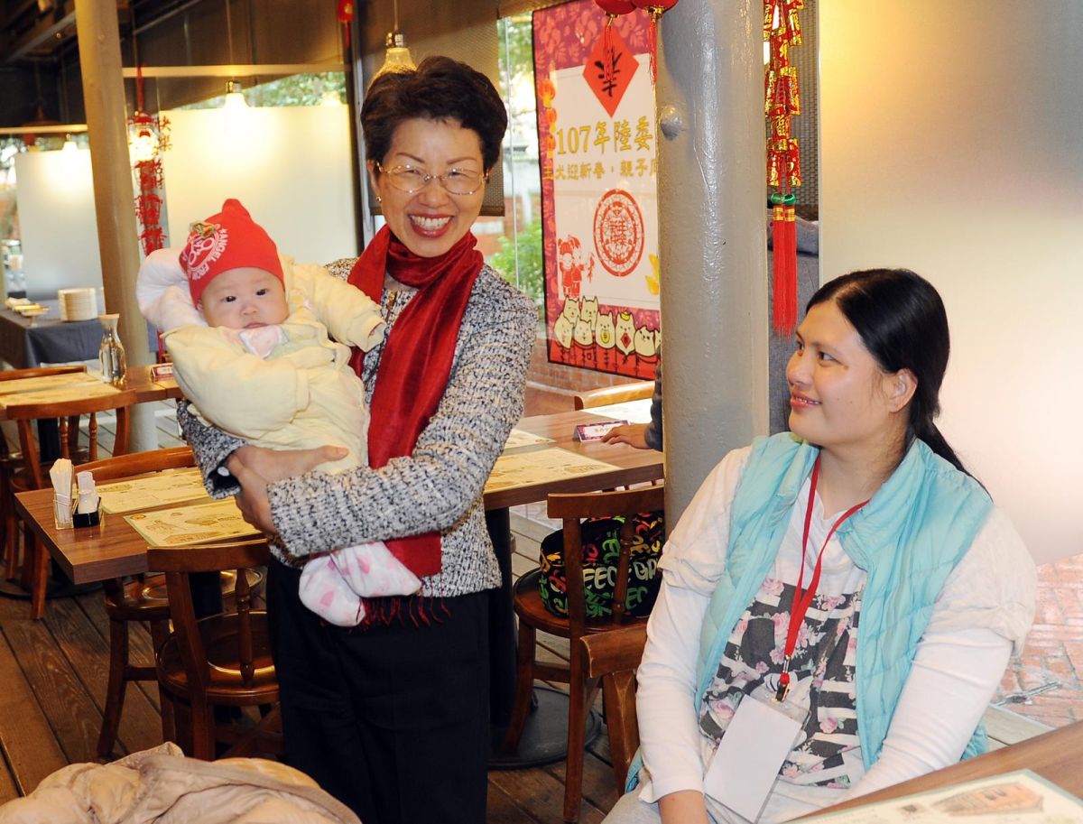 ▲行政院大陸委員會於新年前舉辦兩岸婚姻家庭親子活動，主委張小月與陸配互動。（圖／陸委會提供 ）