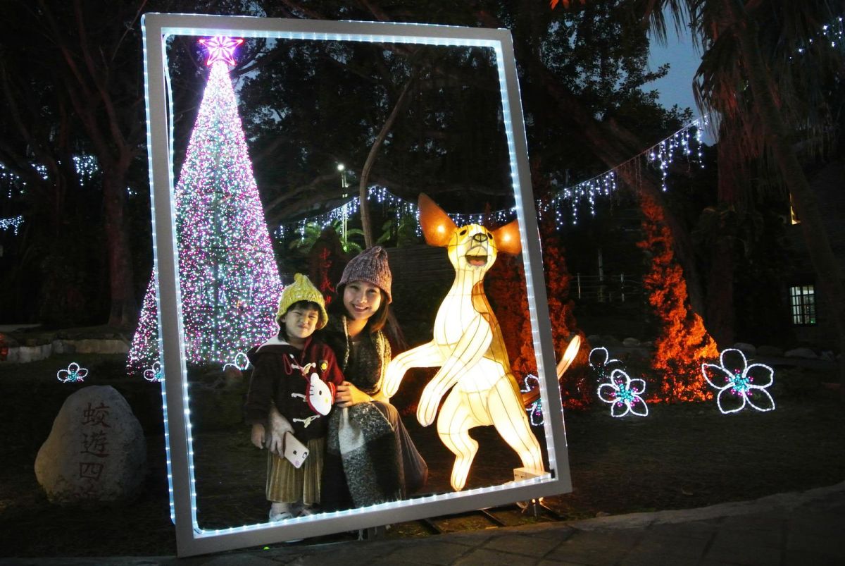 ▲海關碼頭園區還準備了可愛小狗拍照框、星光船等浪漫燈景，隨手一拍都是零死角網美。（圖／新北市立淡水古蹟博物館提供）