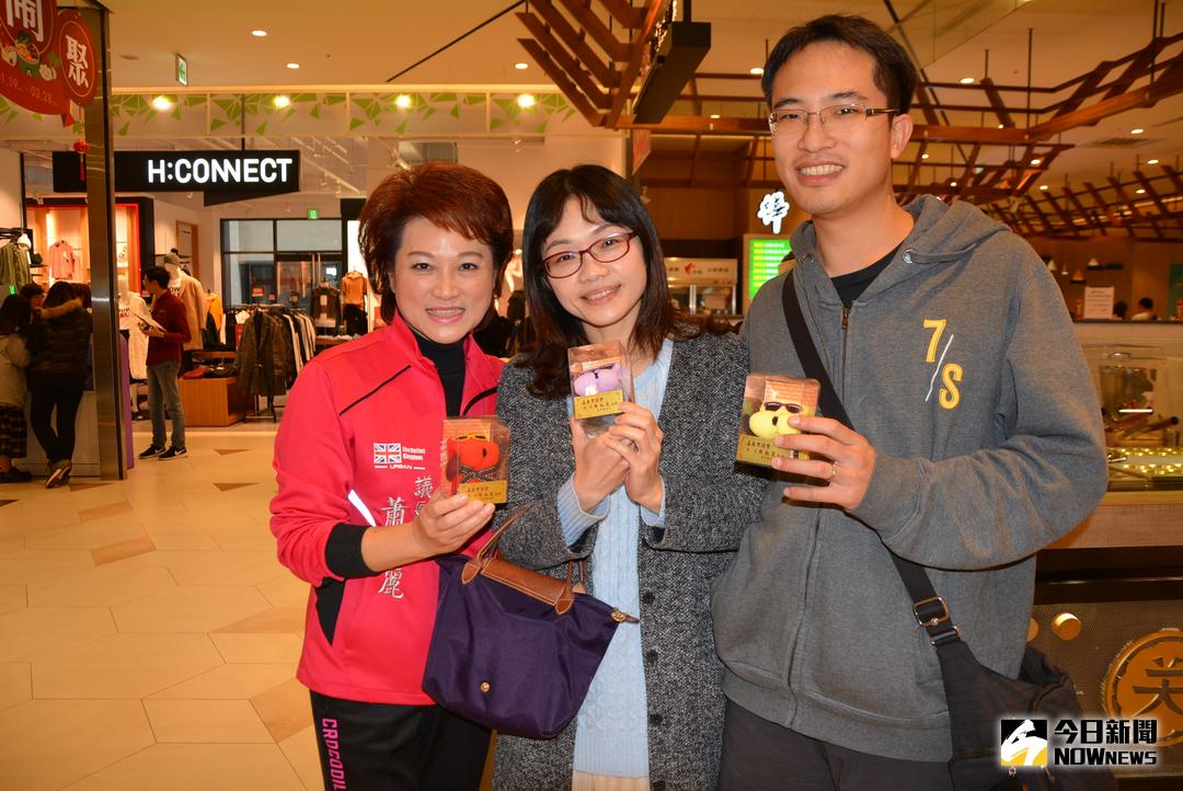 ▲蕭淑麗分送民眾「歡喜狗來旺，狗狗造型」小方巾，深獲民眾的喜愛。（圖／記者郭政隆攝，2018.2.14）