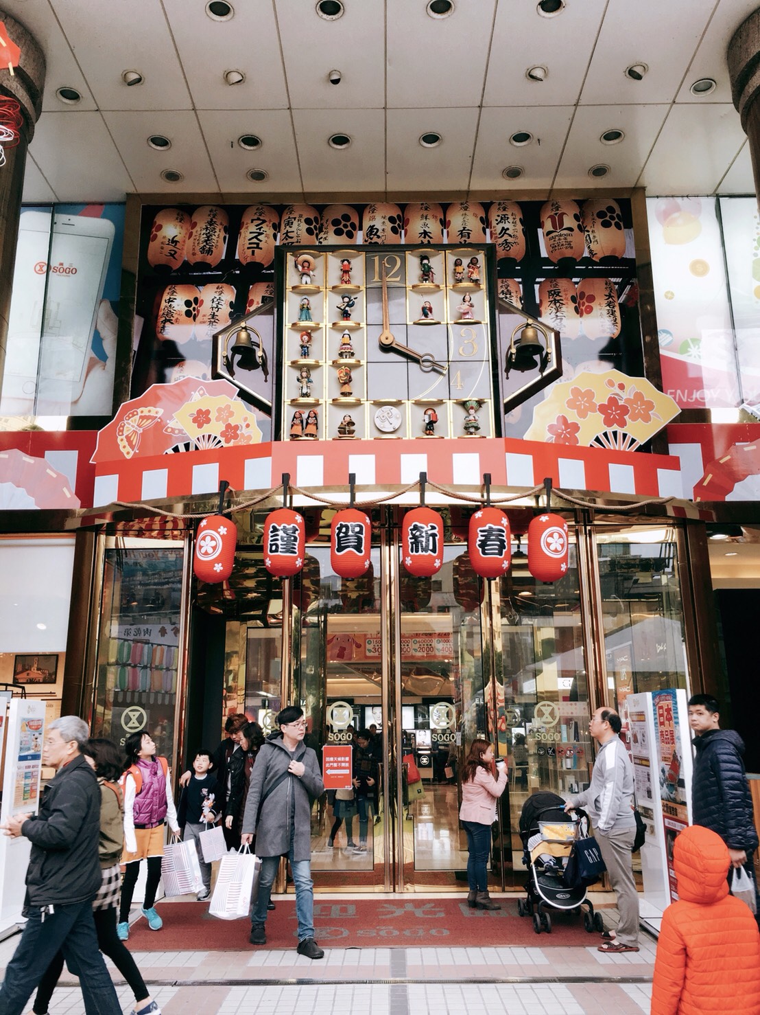 ▲過新年假期，民眾喜歡去百貨公司、KTV等公共場所放鬆身心，內政部特別在春假期間加強消防安全，要讓民眾玩的安心。（圖／金武鳳攝 , 2018.2.14\\)