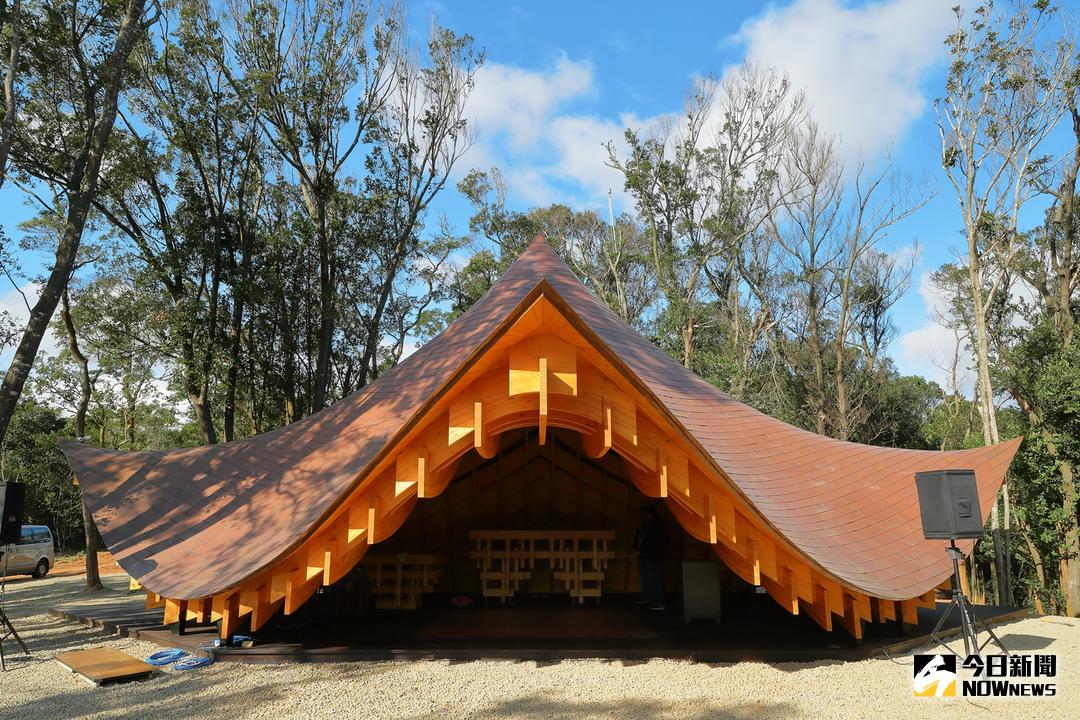 ▲台開雲夢山丘第一座完成的建築「雲水觀」（王禪老祖廟），由日本知名建築師隈研吾設計，內部以薄殼木構造，透過屋頂分層手法，打造出高度7米的木造大跨距曲型結構空間。（圖／台開提供）