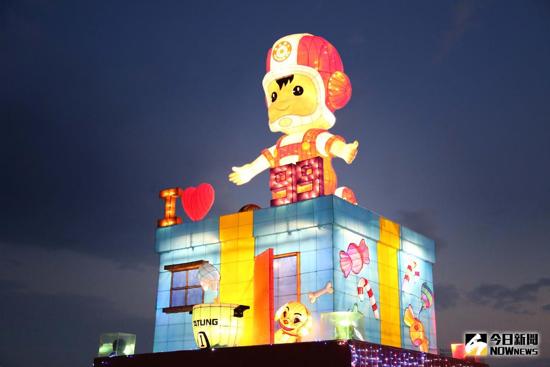 ▲2018台灣燈會大年初一在嘉義熱鬧登場，大同寶寶帶著盛裝嘉義特產火雞肉飯的大同電鍋及滿載糖果餅乾伴手禮盒現身會場。（圖／大同提供）
