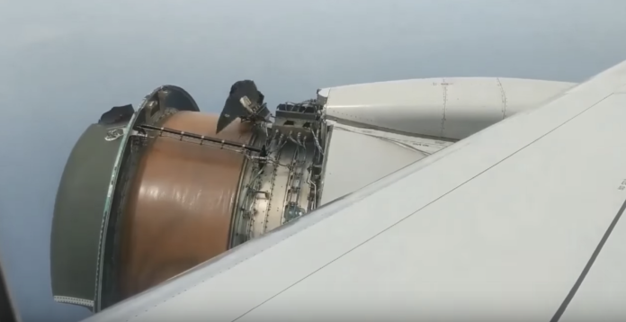 ▲悚！聯航客機引擎空中崩解，乘客嚇喊：「機艙都在抖！」（圖／翻攝自YouTube）