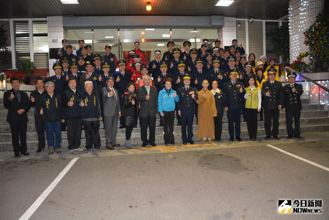 ▲蕭淑麗議長、張惠博副市長，慰勉嘉義市警二分局執勤人員。（圖／記者郭政隆攝，2018.2.13）