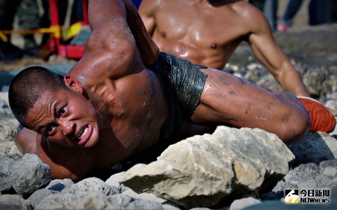 ▲「蛇行進」動作技巧在於靠肩膀與腹部及腿部力量來行進。（圖／記者宋德威攝 , 2018.02.14）