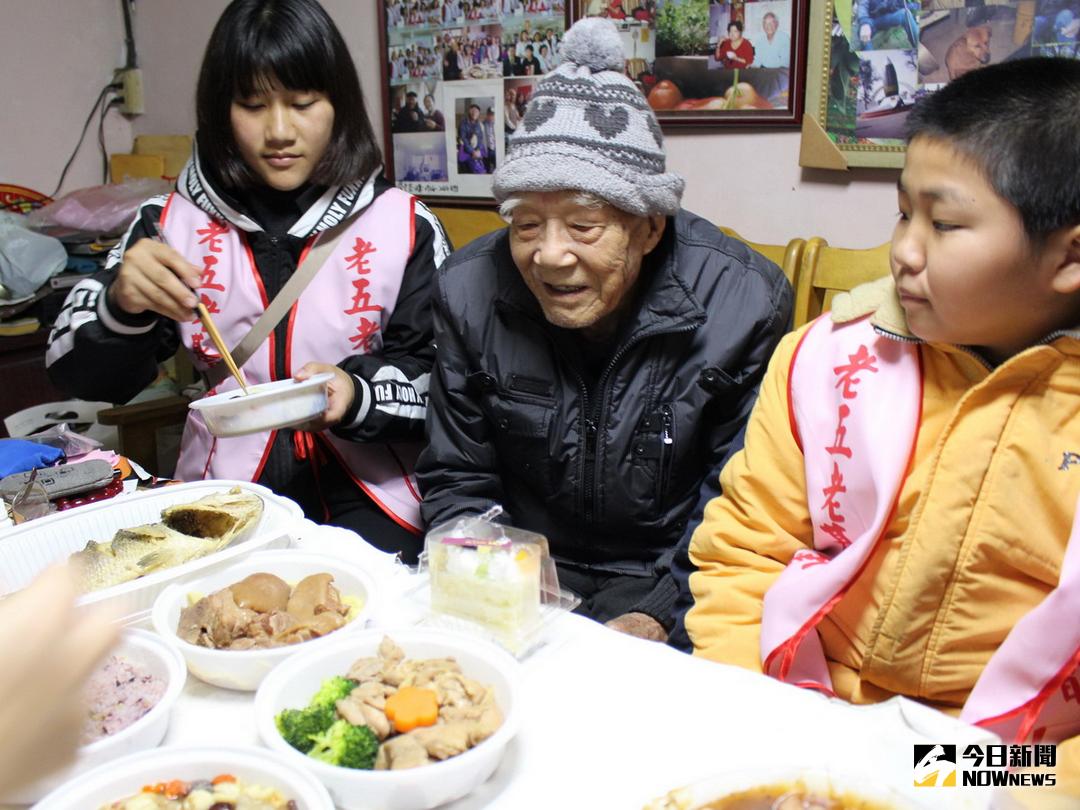 ▲老五老基金會志工將新鮮現做、熱呼呼的年菜，送到獨居長者家中，讓獨老不禁眼眶泛淚。（圖／記者黃玿琮攝2018.2.14）