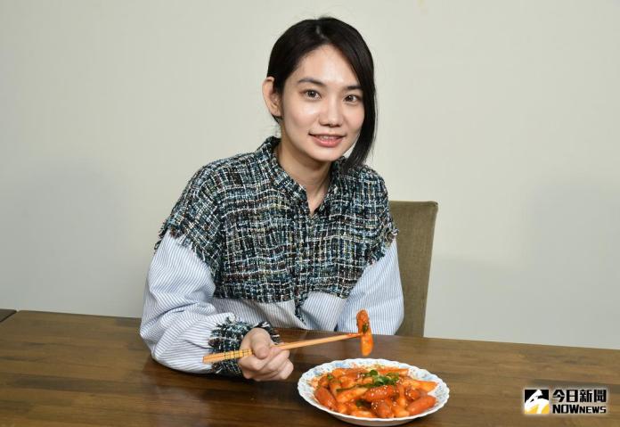 ▲台韓混血美少女湋漌 Lozira 示範她懷念的家鄉年菜料理「韓式辣炒年糕」。