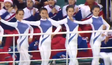 ▲北韓啦啦隊參與平昌冬奧，在場上以整齊的舞步替選手們加油。（圖／翻攝自梨視頻）