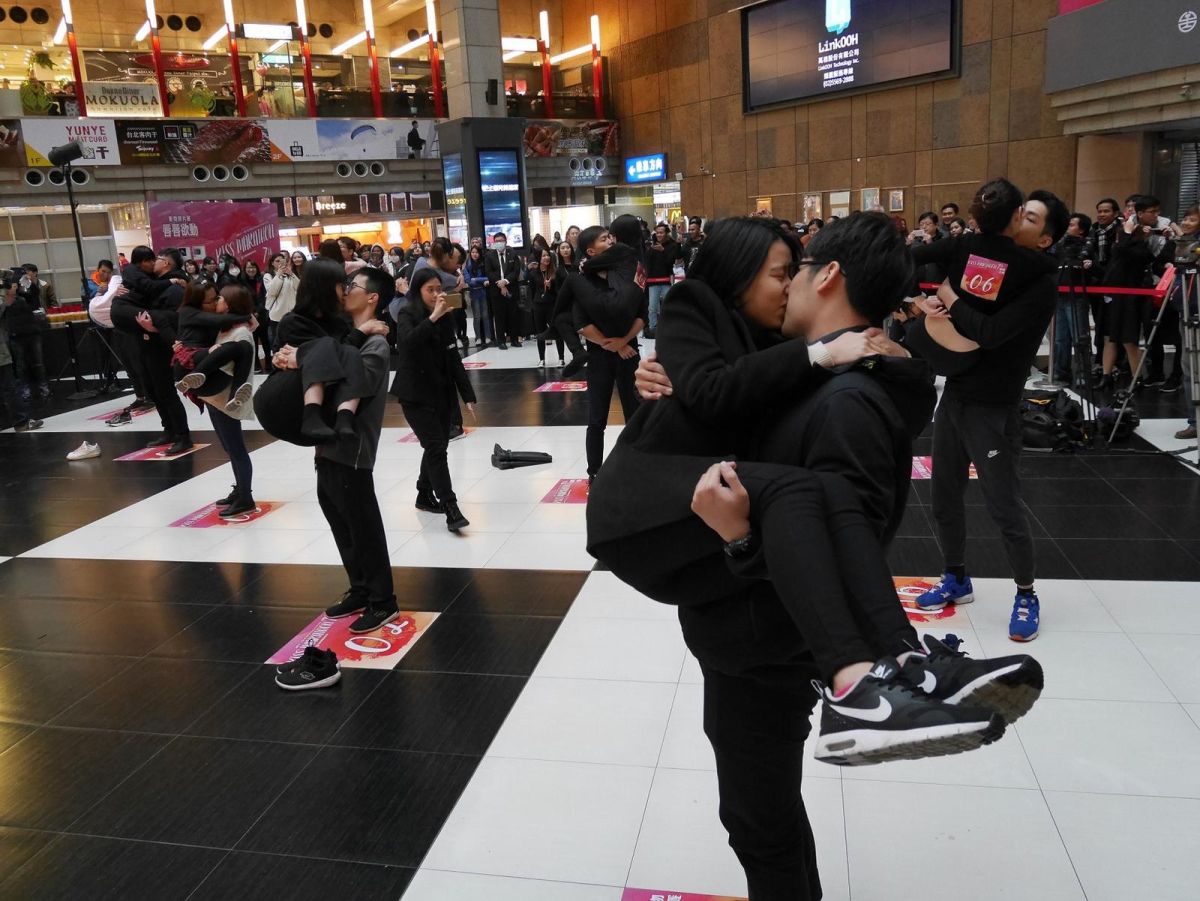 ▲西洋情人節打算怎麼慶祝？根據萬事達卡調查，逾6成台灣民眾打算外出用餐慶祝，最想送的情人節禮物是高階電子產品，平均送禮預算7420元。（圖／微風提供\\)