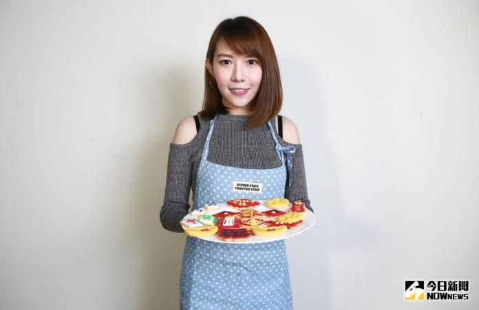▲楊恩緹示範在家也能自己用烤箱做的手工糖霜餅乾。