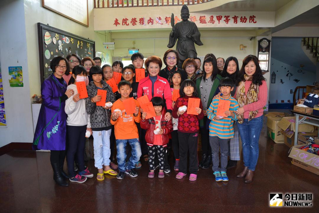 ▲蕭淑麗議長率領市議會一級主管探訪修緣育幼院院童。（圖／記者郭政隆攝，2018.2.13）