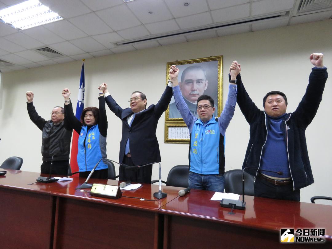 ▲國民黨基隆市長人選塵埃落定，將由前移民署長謝立功出戰，圖為國民黨祕書長帶領謝立功、基隆市議會議長宋瑋莉、組發會主委李哲華等人高喊加油。（圖／記者戴祺修攝,2018.02.06）