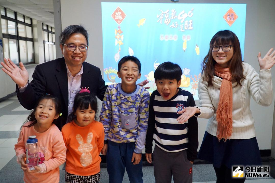 ▲大葉大學推出新春水族箱，不論是電腦、平板、手機，只要在新春期間連上大葉大學官網，就能上網體驗這個有趣的互動。（圖／記者陳雅芳攝，2018.02.13）