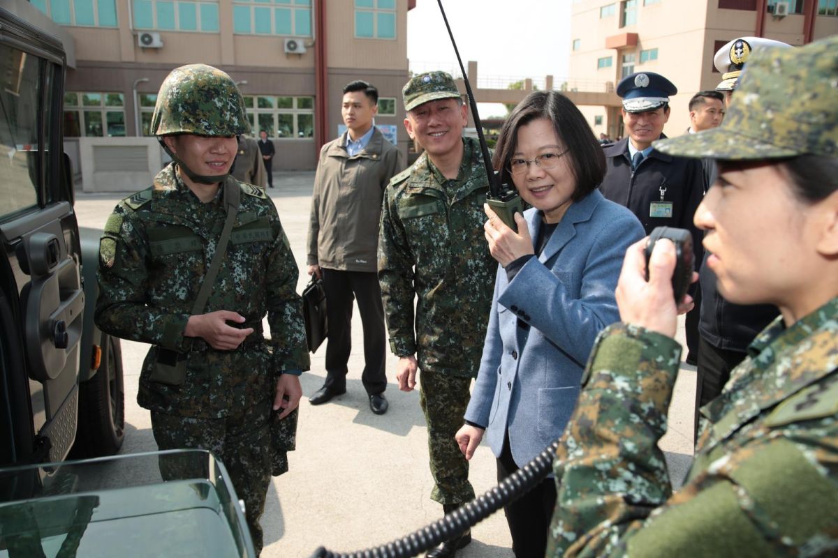 ▲蔡英文總統13日前往高雄地區視導國軍部隊，親自與單位幹部進行無線電通話測試，了解國軍通信裝備性能。（圖／軍聞社提供 , 2018.2.13\\)