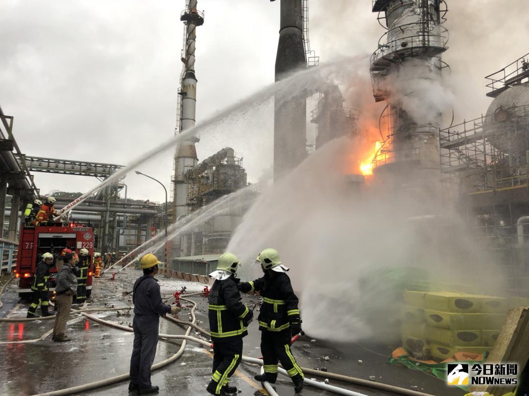 ▲中油桃園煉油廠清晨爆炸起火，由於情況嚴重，有民眾誤以為遭恐怖攻擊。（圖／桃園消防局提供 , 2018.01.29）