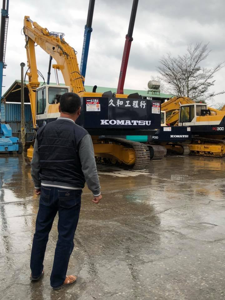 ▲花蓮強震後，久和工程行老闆林信昌不怕危險，帶著 6 位自願者到現場架設鋼樑，撐起傾斜的雲門翠堤大樓。（圖／翻攝自張布丁臉書）