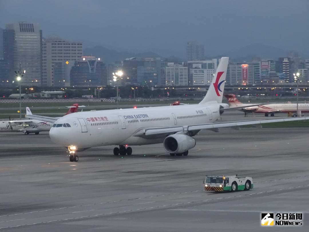 ▲東航、廈航宣布取消春節加班機，有台商憂心返鄉過年不易。圖為東方航空班機。（資料照／記者呂炯昌攝）