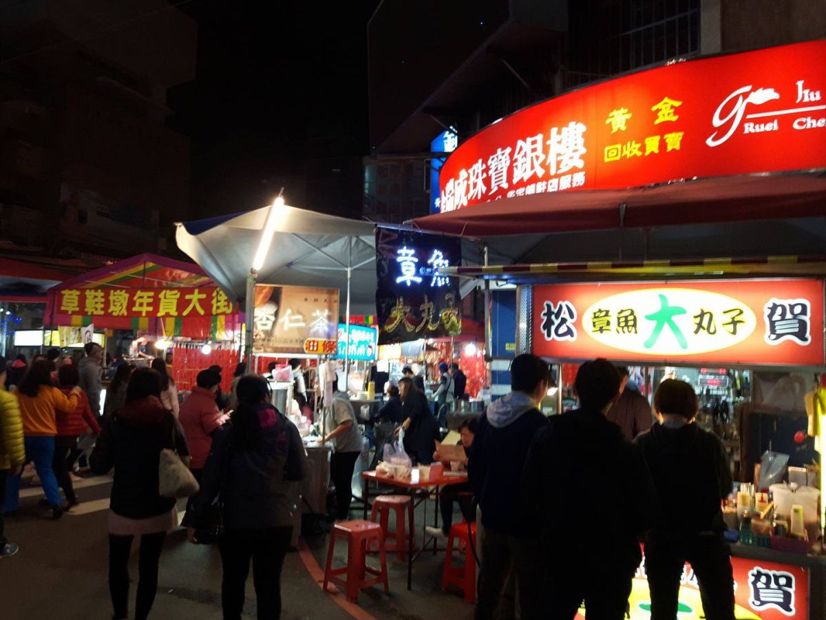 ▲一名媽媽欲買兒子生前愛吃的章魚燒至靈前祭拜，章魚燒攤老闆知情後提早營業、火速完成10盒，並堅持不收錢，暖心舉動令人感動。（圖／翻攝自「草屯人」臉書社團）