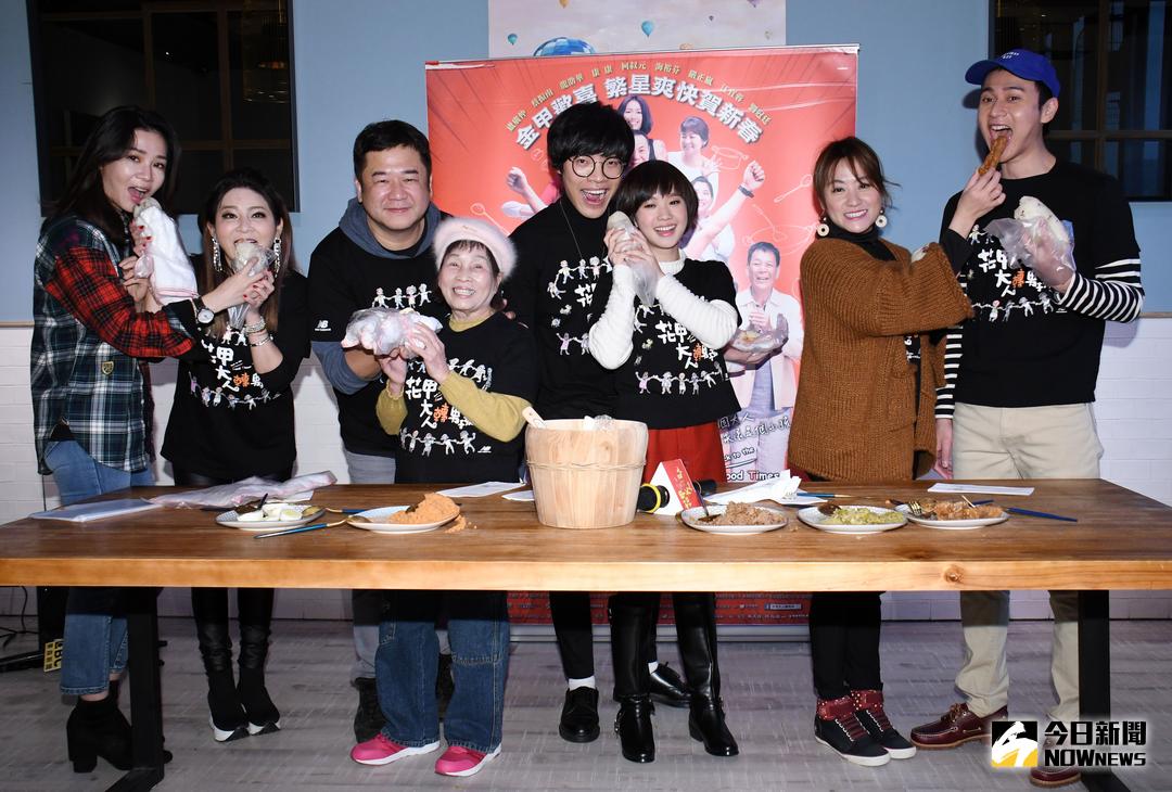 ▲電影《花甲大人轉男孩》導演瞿友寧（左三）率演員盧廣仲（右四）、嚴正嵐（右三）等人出席票房早餐感恩會，並現場手作飯糰，象徵團圓與團結。（圖／記者林調遜攝，2018.2.13）