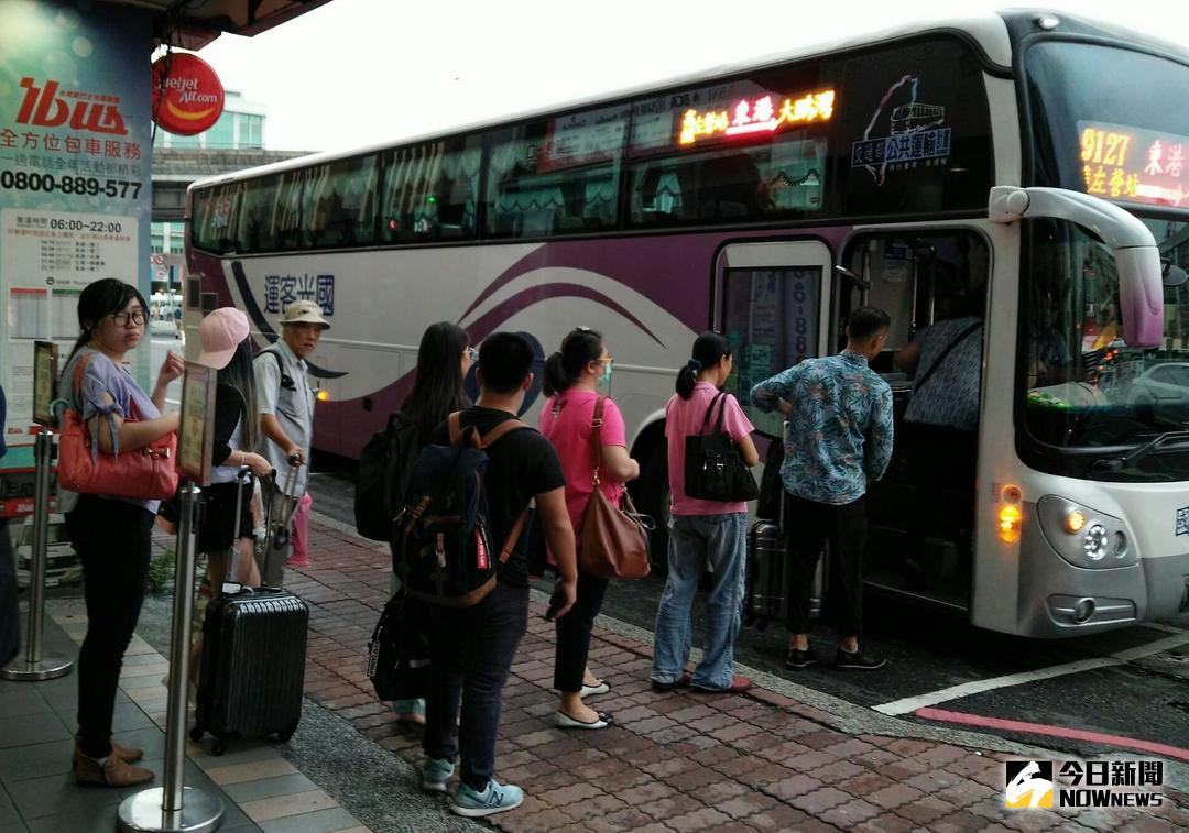 ▲交通部公路總局為鼓勵民眾搭乘大眾交通運輸工具，自14日起至20日止，實施台灣好行路線半價優惠措施。(圖／記者黃守作攝，2018.02.13)