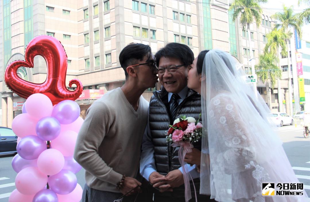 ▲屏東首見新版的「求婚小綠人」，縣長潘孟安在啟用儀式上祝福參與活動新人。（圖／記者陳宗傑攝,2018.02.13）