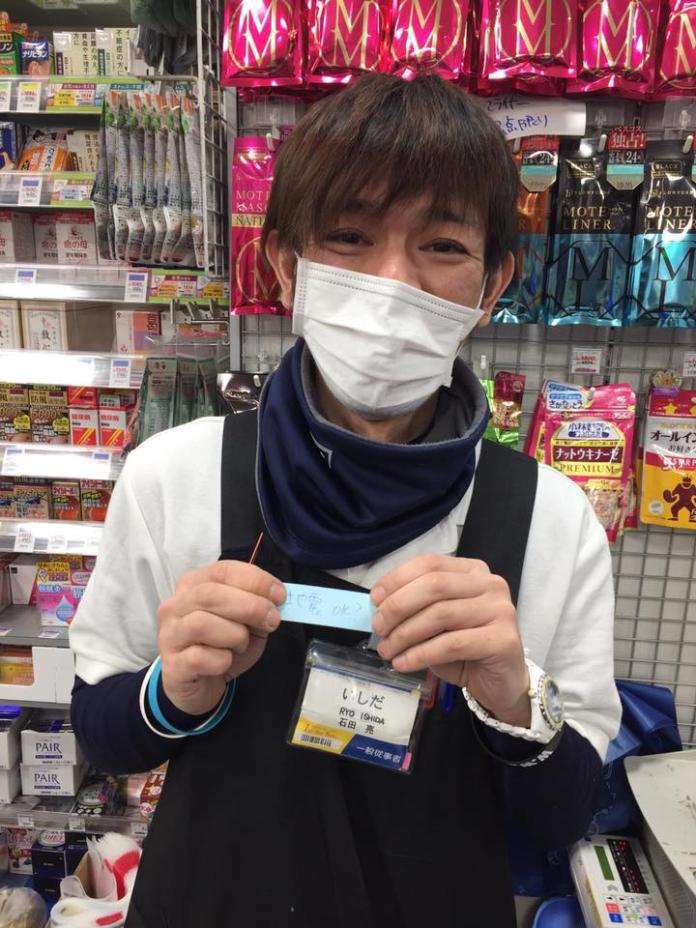 ▲地震後去日本玩，暖心店員遞上一張紙條關心，惹哭眾多網友。（圖／翻攝自臉書爆廢公社\\)