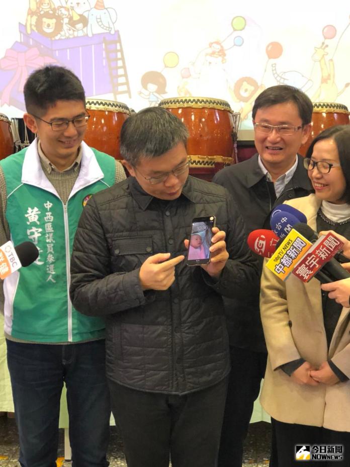 ▲蔡其昌忍不住分享他的喜訊再添一女。（圖／副院長蔡其昌辦公室提供攝 , 2018.2.12\\)