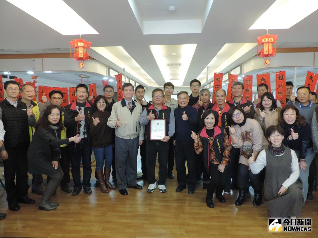 ▲退輔會彰化縣榮民服務處，邀請埤頭鄉若愚書法學會成員現場揮毫，寫下應景春聯，讓榮民、榮眷們自由挑選帶回家，準備喜氣洋洋過好年。（圖／記者陳雅芳攝，2018.02.12）