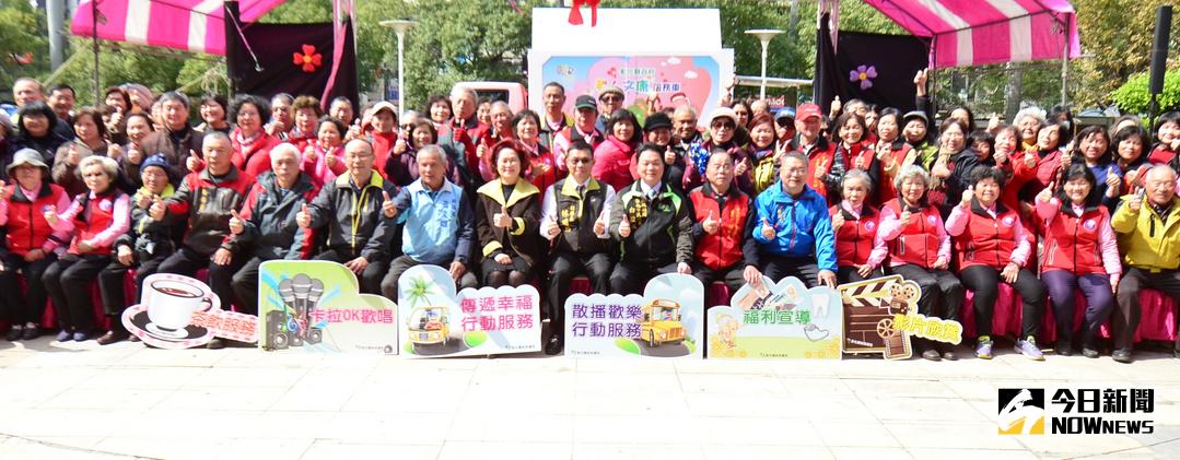 ▲彰化縣行動式老人文康休閒車在縣府廣場舉辦啟用儀式，副縣長林明裕說，行動式老人文康休閒車歡迎長輩預約使用。（圖／記者陳雅芳攝，2018.02.12）