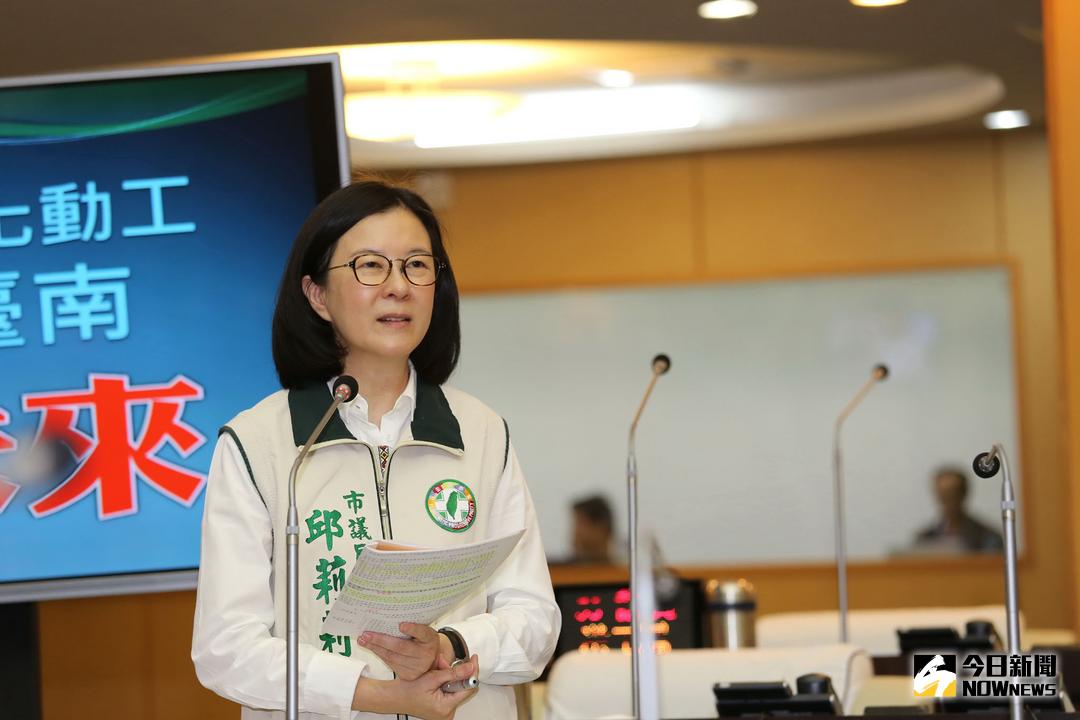 ▲民進黨議員為台南市議會民治議事廳活化問題起爭執，邱莉莉向黨團同志說明。（圖／記者黃文博攝，2018.02.12