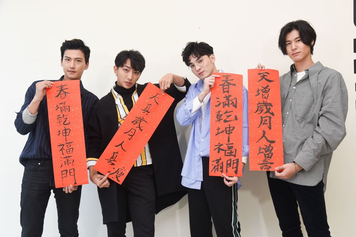 ▲Spexial寫書法頗有架式，成員包含Evan（左起）、明杰、偉晉、風田。（圖／記者陳明安攝，2018.02.12）