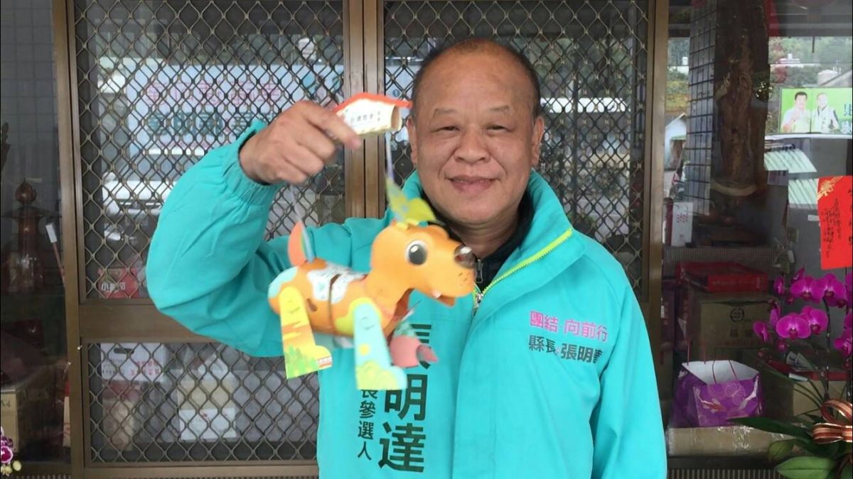 ▲嘉義縣議會議長張明達體恤遊客，擔心來嘉賞燈遊客受風寒，開放議會大廳供舉辦捐發票兌換小提燈。（圖／嘉義縣議會提供 , 2018.02.12\\)