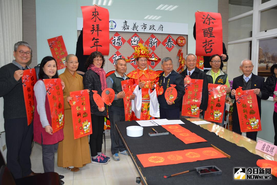 ▲市長涂醒哲扮財神，展示今年的春聯及紀念紅包。（圖／記者郭政隆攝，2018.2.12）