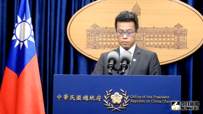 ▲台灣競爭力論壇12日發布民調，指出蔡英文總統的不滿意度60.3%創下新高，總統府發言人黃重諺表示，這是一個月之前所做的民調，似乎有點「過期」了。（圖／記者陳弘志攝 , 2018.02.12）