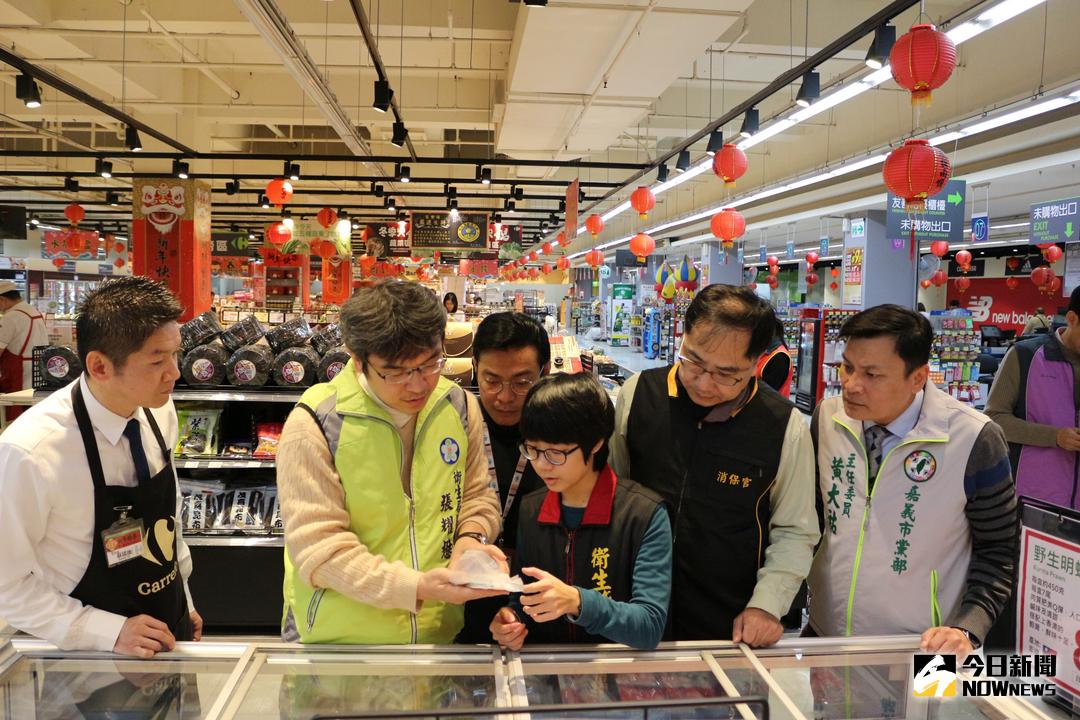 ▲嘉義市衛生局局長張耀懋、消保官、食藥科科長、稽查人員現場稽查。（圖／嘉義市衛生局提供，2018.2.12）