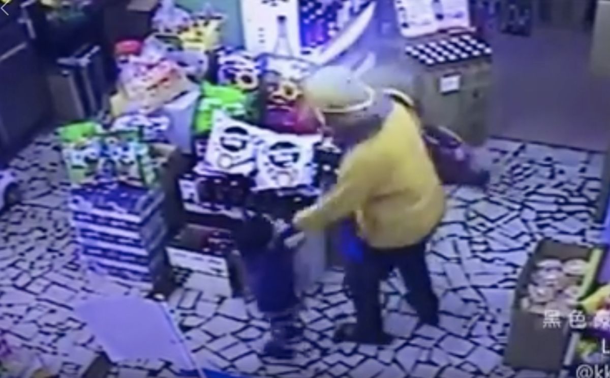 ▲3歲男童熱情説拜拜，竟遭女客人「連呼2巴掌」濺血。（圖／翻攝自黑色豪門企業臉書）