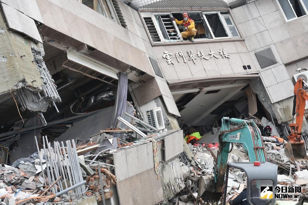 ▲花蓮6日深夜發生強震，雲門翠堤大樓嚴重傾斜，造成多人傷亡。（圖／記者林柏年攝，2018.2.8）