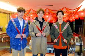 ▲章廣辰（左起）、張軒睿、許光漢曾經為了宣傳《我的男孩》，在台北車站發玫瑰，那時就建立起不錯的友情。（圖／八大提供，2018.02.11）