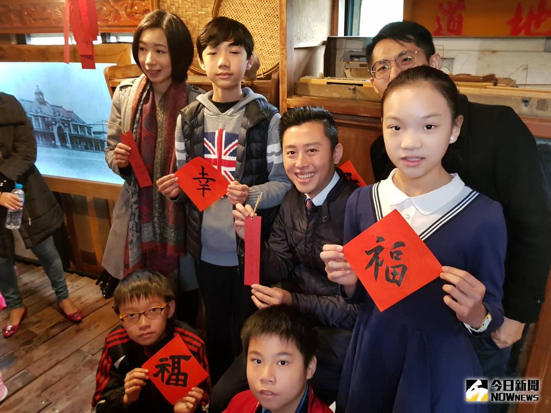 ▲竹市府前廣場祈願居成為民眾拍照打卡熱點。（圖／陳志偉攝，2018.02.10）