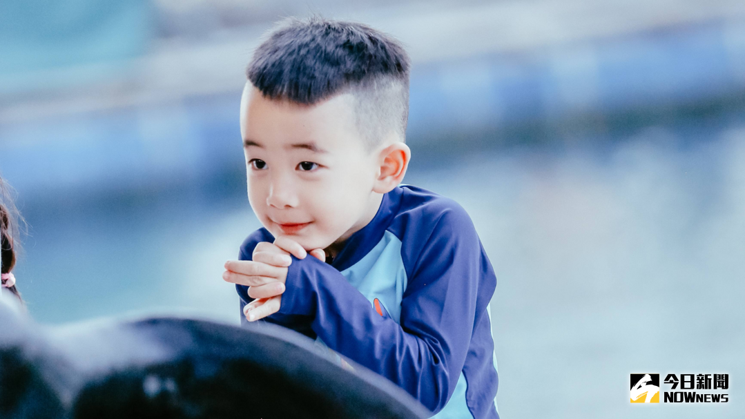 ▲Jasper一見到好朋友嗯哼，兩人開心打成一片。（圖／中天 , 2018.2.10）