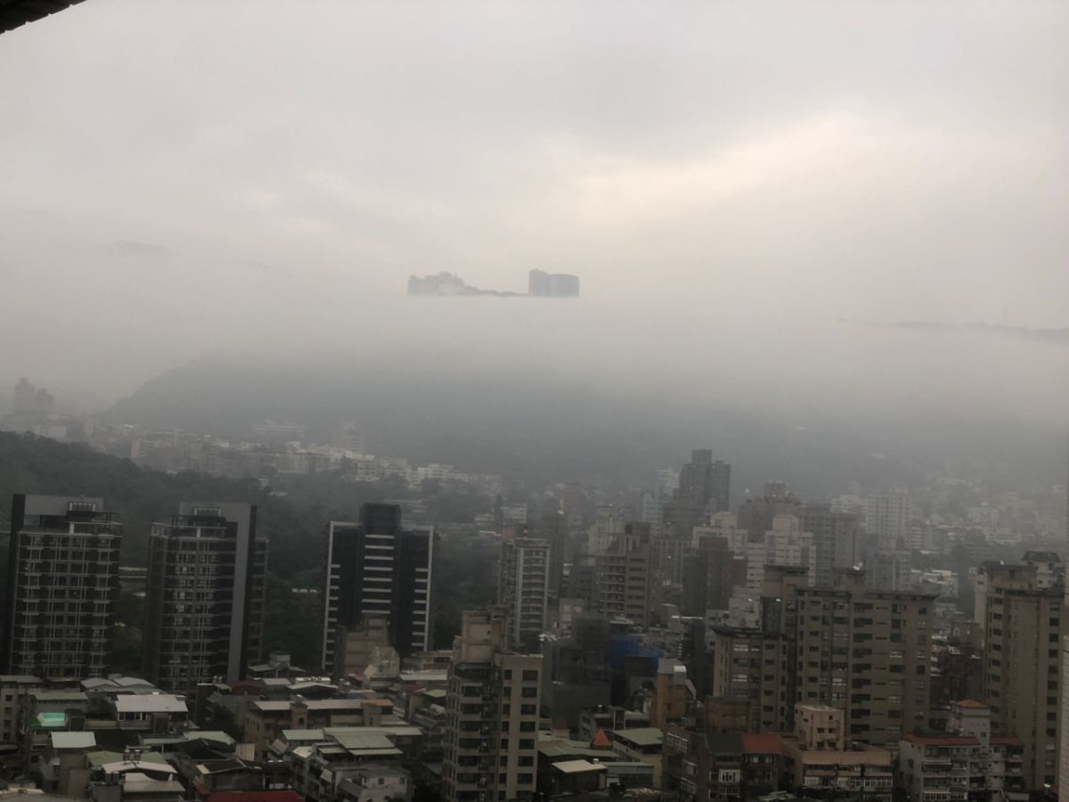 ▲從北榮往陽明山方向看，看見一棟建築隱身於雲霧中。（圖／翻攝自PTT）