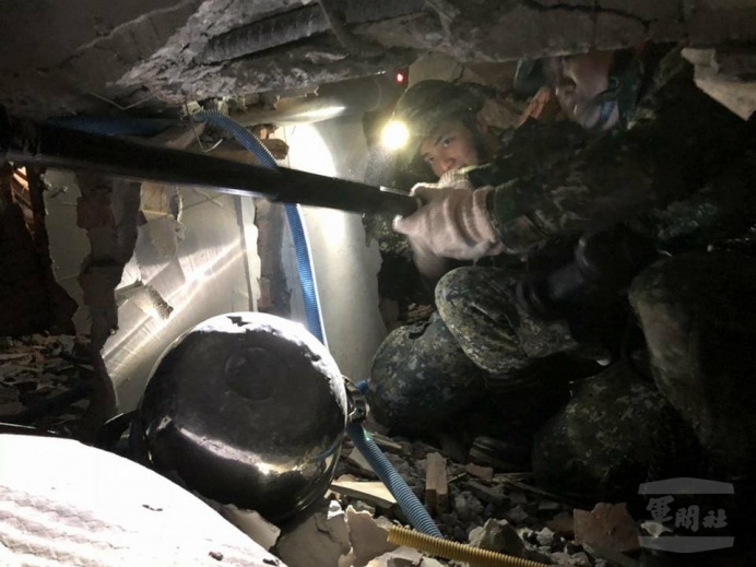 ▲ 陸軍工兵部隊攜帶生命探測器，進入雲門翠堤大樓，搜尋可能生還者。（陸軍司令部提供）