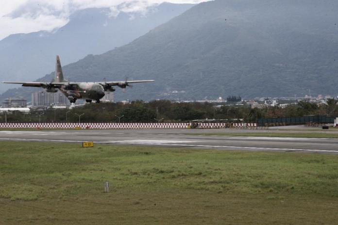 ▲新加坡空軍C-130運輸機載運救援物資飛抵花蓮機場。（圖／軍聞社提供 , 2018.2.9\\)